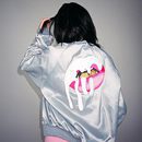 Chaqueta metalizada de la colección 'Thick!' de Kylie Jenner