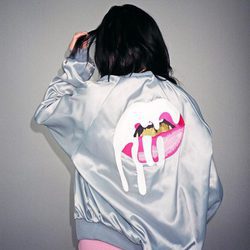 Chaqueta metalizada de la colección 'Thick!' de Kylie Jenner