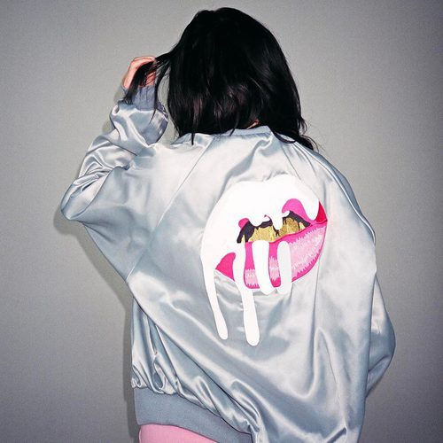Chaqueta metalizada de la colección 'Thick!' de Kylie Jenner