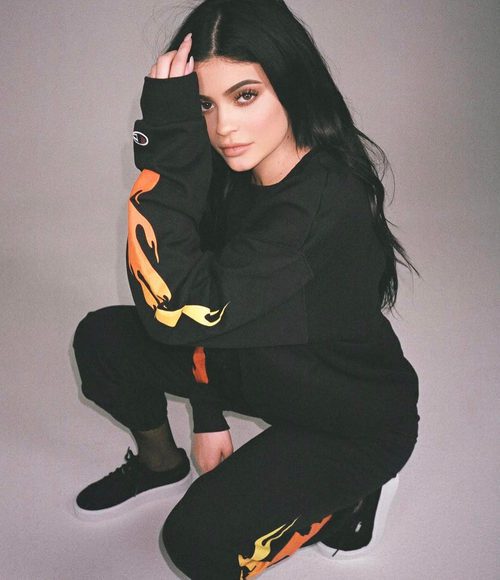Kylie Jenner con un chándal de su propia firma de ropa