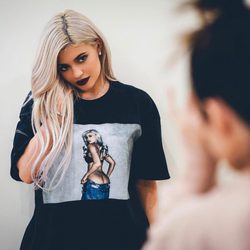 Kylie Jenner posando con una camiseta de su propia firma de ropa