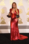 Beyoncé con un vestido de lentejuelas rojo en los Premios Grammy 2017