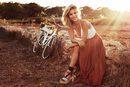 Elsa Pataky con unas sandalias de esparto de Gioseppo primavera/verano 2017