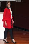 La Reina Letizia estrenando abrigo en el Museo Reina Sofía