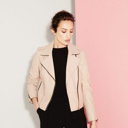 Nieves Álvarez con una chaqueta de cuero de Trucco primavera/verano 2017
