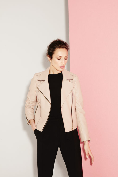 Nieves Álvarez con una chaqueta de cuero de Trucco primavera/verano 2017