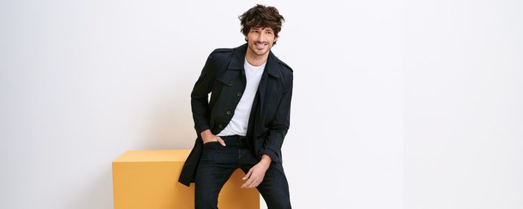 Andrés Velencoso con una blazer informal de Esprit Men primavera/verano 2017