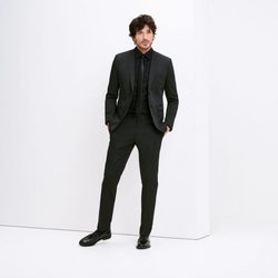Andrés Velencoso con un traje negro de Esprit Men primavera/verano 2017