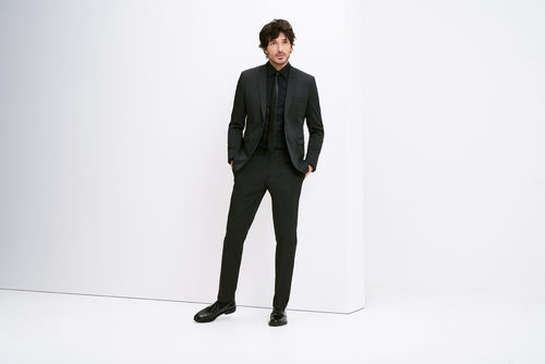 Andrés Velencoso con un traje negro de Esprit Men primavera/verano 2017