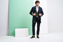 Andrés Velencoso con una parka azul de Esprit Men primavera/verano 2017