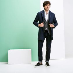 Andrés Velencoso con una parka azul de Esprit Men primavera/verano 2017