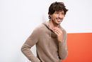 Andrés Velencoso con una sudadera camel de Esprit Men primavera/verano 2017