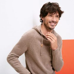 Andrés Velencoso con una sudadera camel de Esprit Men primavera/verano 2017