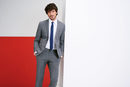 Andrés Velencoso con un traje gris de Esprit Men primavera/verano 2017