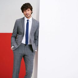Andrés Velencoso con un traje gris de Esprit Men primavera/verano 2017