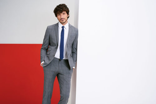 Andrés Velencoso con un traje gris de Esprit Men primavera/verano 2017
