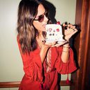 Alessandra Ambrosio con una tarta para promocionar su colección con Revolve