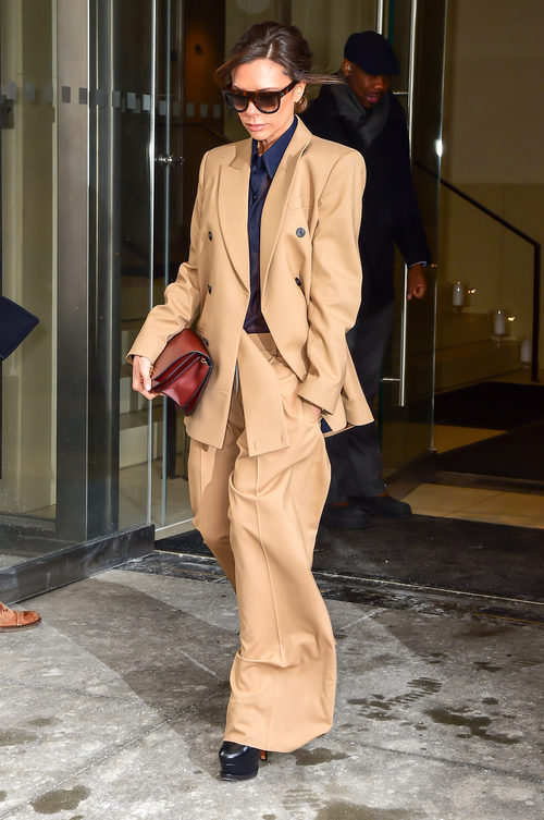 Victoria Beckham con un traje de chaqueta camel en Nueva York