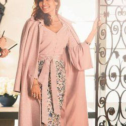 Eva Mendes con una falda floral de su propia colección primavera/verano 2017 con NY&C