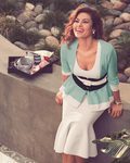 Eva Mendes con un jersey de punto de su propia colección primavera/verano 2017 con NY&C