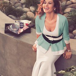 Eva Mendes con un jersey de punto de su propia colección primavera/verano 2017 con NY&C