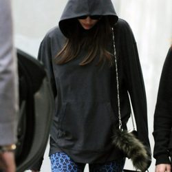 Irin Shayk con una sudadera negra en las calles de California