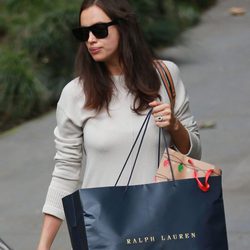 Irina Shayk con un vestido nude en California