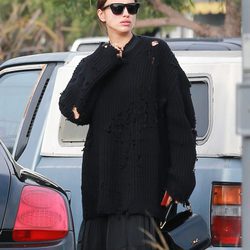 Irina Shayk con un jersey negro en Los Ángeles
