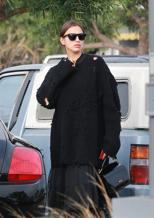 Irina Shayk con un jersey negro en Los Ángeles