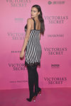 Irina Shayk con un vestido de rayas tras el Victoria's Secret Fashion Show 2016