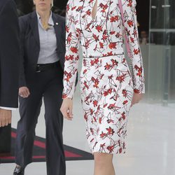 La Reina Letizia con un vestido floral en Portugal