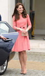 Kate Middleton con un dos piezas de cuadros en Londres