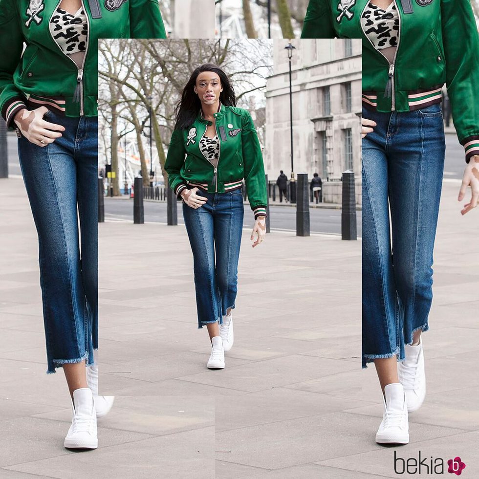 Winnie Harlow con unas 'Chuck Taylor All Star' blancas en la nueva campaña de Converse