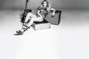 Ellie Goulding con unas cuñas con tiras de su propia colección con Deichmann