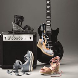 Cuñas de esparto de la colección de Ellie Goulding con Deichmann