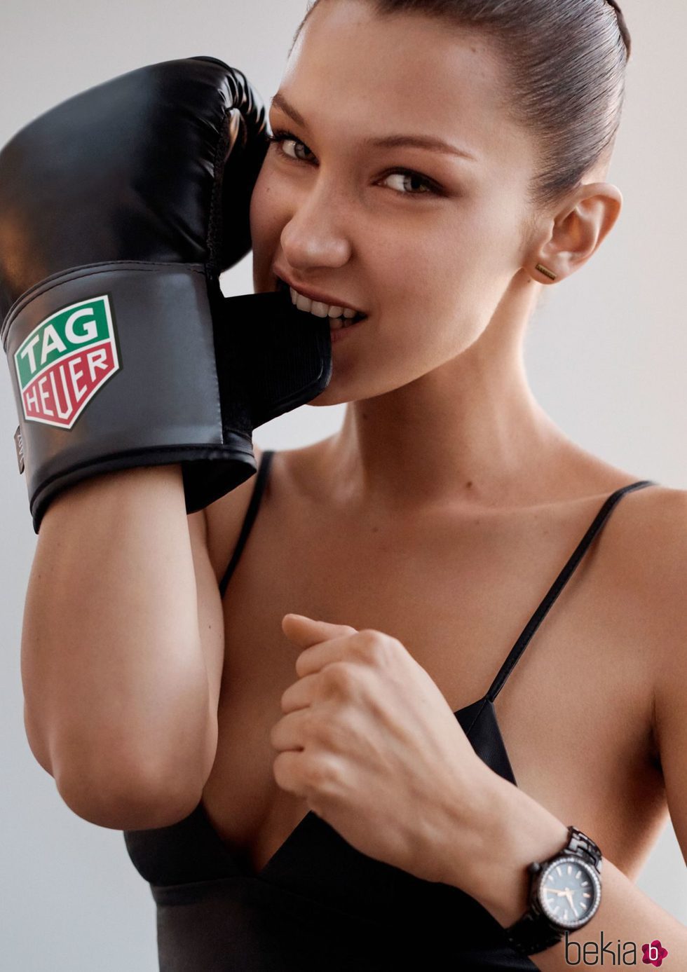 Bella Hadid posando como embajadora de TAG Heuer