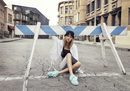 Cara Delevingne con unas 'Suede Heart Reset' azules de Puma primavera/verano 2017