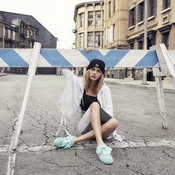 Cara Delevingne con unas 'Suede Heart Reset' azules de Puma primavera/verano 2017