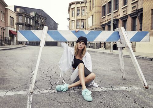 Cara Delevingne con unas 'Suede Heart Reset' azules de Puma primavera/verano 2017
