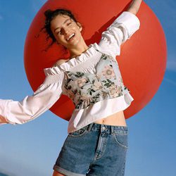 Top floral sobre una camisa blanca de Pull&Bear primavera/verano 2017