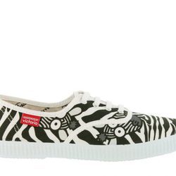 Clásica zapatilla bicolor de Victoria y Kukuxumusu primavera/verano 2017
