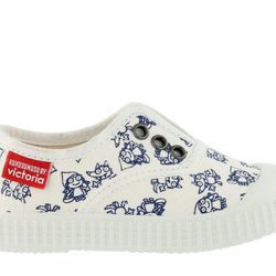 Zapatilla blanca y azul de Victoria en colaboración con Kukuxumusu primavera/verano 2017