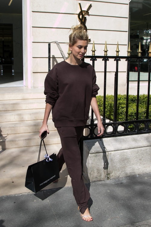 Hailey Baldwin con un chándal marrón en las calles de París