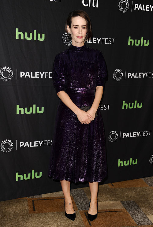 Sarah Paulson con un vestido glitter en un acto sobre la serie 'American Horror Story'