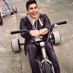 Marc Márquez con una chaqueta de cuero de su propia colección con Pull&Bear