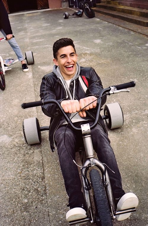Marc Márquez con una chaqueta de cuero de su propia colección con Pull&Bear