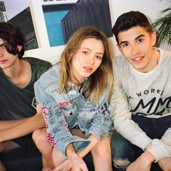Marc Márquez con una sudadera gris de su propia colección con Pull&Bear
