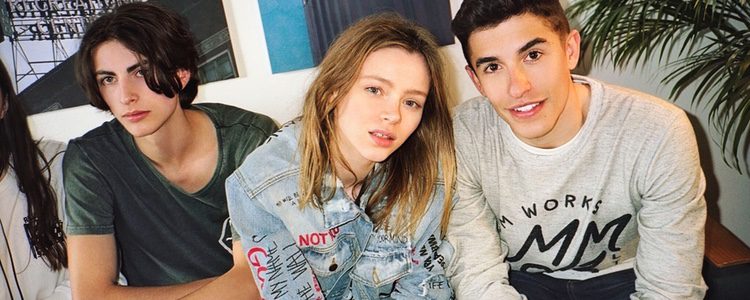 Marc Márquez con una sudadera gris de su propia colección con Pull&Bear