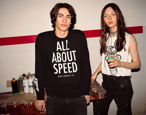 Sudadera negra con letras blancas de la colección de Marc Márquez con Pull&Bear