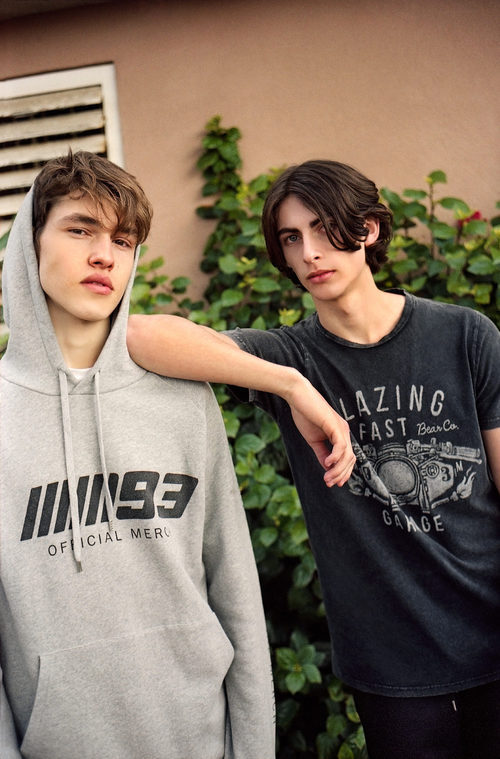 Sudadera y camiseta de la colección de Marc Márquez con Pull&Bear